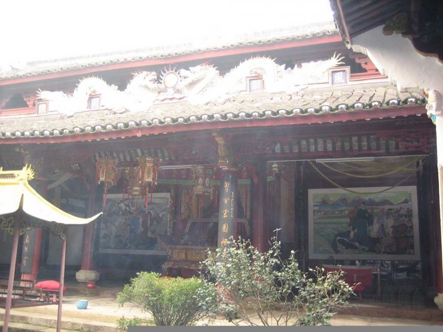 简介:六横岛位于长江口南端,舟山群岛南部海域,象山港口外,隶属舟山市普陀区。由六横岛、佛渡岛、悬山岛、砚瓦岛等105个岛屿组成。其中六横岛是六横镇镇政府所在地,全岛陆地面积121平方公里,是舟山群岛的第三大岛。六横岛在元代以前,称为黄公山,明代起开始改名六横岛。因为全岛有从东南到西北走向的6条岭横岛屿,其形如蛇,则当地百姓称为“横”,故得名“六横”。六横岛有着优越的港口条件。早在16世纪中叶,一度曾为我国最早的国际贸易港口,对东南沿海地区的发展起过积极作用。