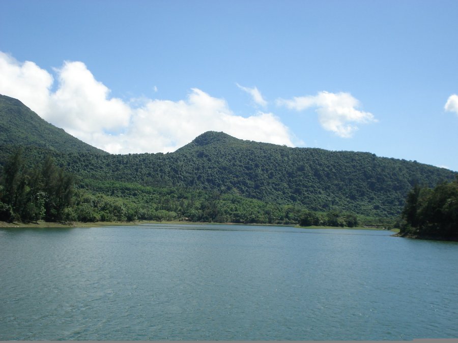 简介: 位于石梅湾滨海旅游区和兴隆温泉旅游度假区之间,距东线高速公路石梅湾出口处仅约2.6公里,距兴隆温泉旅游度假区约6公里,是海南省目前距高速公路最近,距众多海滨旅游度假村最近的热带雨林所在地。热带花园以南旺水库为中心,占地1800多亩。园内满山热带雨林翠色撩人,其中有很多是国家一级保护的林木青皮林。青皮林树种一般需在海拔高度300米以上的山地才长势良好,而此处山体高度均在海拔300米以下,青皮林照样繁茂。因此,此处青皮林除具有环境生态效益和可供游人观赏游憩进行“森林浴”之外,更
