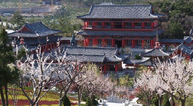简介:石岛赤山风景名胜区是一个正在申请国家AAAA级认证的风景名胜区,位于山东半岛的最东端,中国首届魅力城市荣成市石岛赤山南麓,方圆12.8平方公里。山因石红而得名。景区山海相连,以佛教胜地、大明圣境、海岛民俗、森林公园而著称,尤其是来中国旅游的韩国和日本游客的首选之地。景区现有法华院、极乐菩萨界(建设中)、赤山禅院、法华塔、荣成民俗馆、张保皋传记馆、大明圣境(赤山明神)、根雕园艺馆、天门潭公园、天后宫十大景观区,三十六处景点。座落于景区内的法华院现为威海唯一的一座佛教寺院,始建于唐穆宗四年(824年)