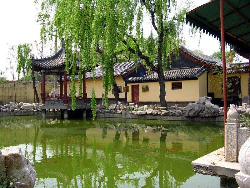 简介:姜太公祠位于临淄城区,1993年以姜太公衣冠冢为依托而建。姜太公祠属于省级重点文物保护单位,又是一处重要的道教活动场所。糨的建筑形式采用的是中国传统的中轴对称序列,殿堂庙宇式布局形式,进门所见的姜太公祠四个大字是我国著名的书法家、全国宗教协会会长赵朴初老先生题写的,大门两侧两座威武的大将雕像即青龙、白虎二星君姜太公祠属于省级重点文物保护单位,又是一处重要的道教活动场所。