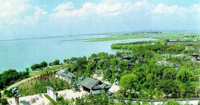 简介:淀山湖又称薛淀湖,在上海青浦县西,邻接江苏剩淀山湖呈葫芦形,面积63平方公里,水深约2米,并与黄浦江、吴淞江相通,水产丰富。淀山湖湖水碧澄如镜,沿岸烟树迷茫,富有江南水乡风光。淀山湖西接太湖,东连黄浦江,烟水迷蒙,碧波浩淼。临湖有“水上运动场”,是国际赛艇,及划艇训练和比赛的场所。