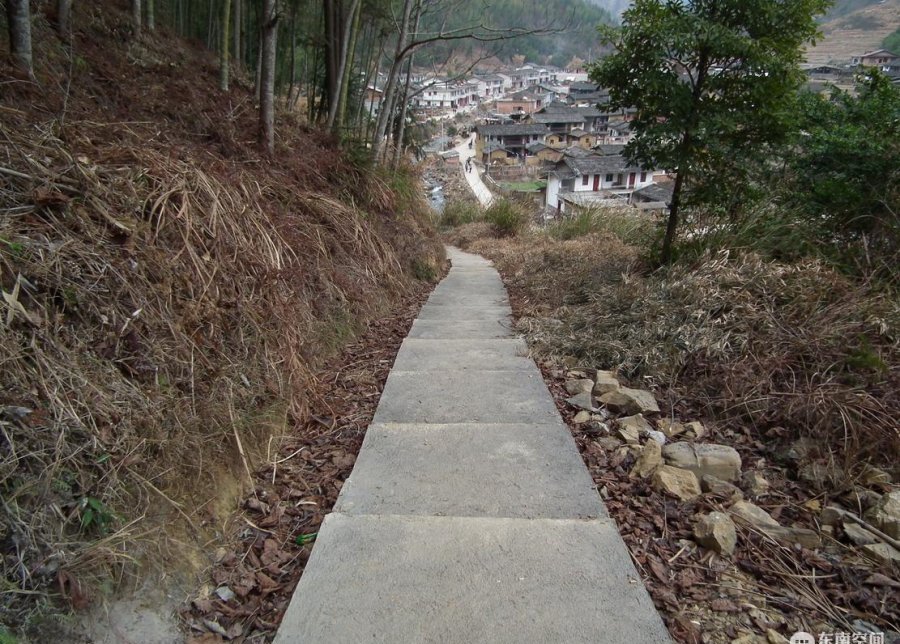 简介:雅安市唯一的一家公园张家山公园,是由原雅安市人民政府于一九八五年八月发出建议,许多单位和市民纷纷捐赠于一九九二年建成,供市民休憩养身、陶治情操的场所。公园占地290多亩,山高沟深。走进张家山公园,桂树葱翠,空气清新,桂花林内馨香四溢。娇艳的金桂、素雅的银桂、淡红的丹桂,乳黄的四季桂,应有尽有,美不胜收。可以坐在茶馆,一边品茗,一边赏桂;也可以走在青石径上,享受那十里桂花廊的醉人境地。