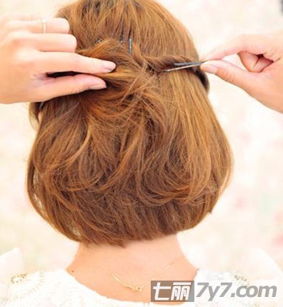 2012女生潮流<em>瘦脸短发</em>发型 2款编发<em>扎发</em>DIY-短