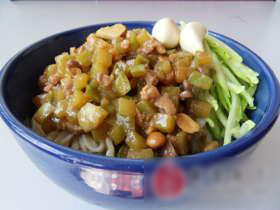 黄瓜肉丁炸酱面