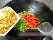 倒入榨菜,炒匀.家常五个谱孕妇月食图片