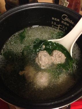 菠菜牛肉丸子汤的做法_菠菜牛肉丸子汤怎么做